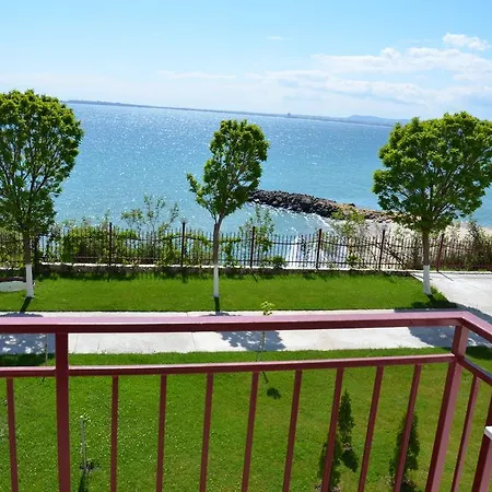 Single Private In Marina View Fort Beach شقة *